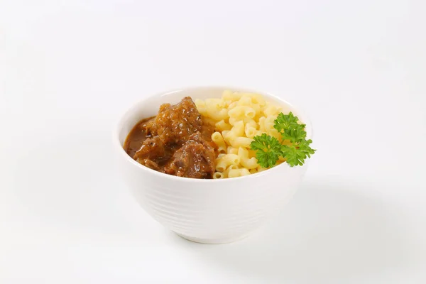 Gulasch di manzo con maccheroni — Foto Stock