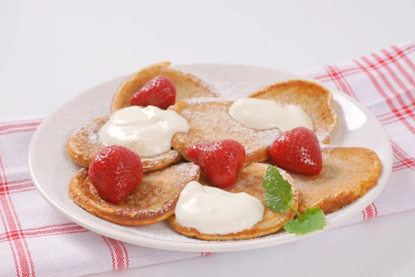 Petites crêpes à la crème et aux fraises — Photo