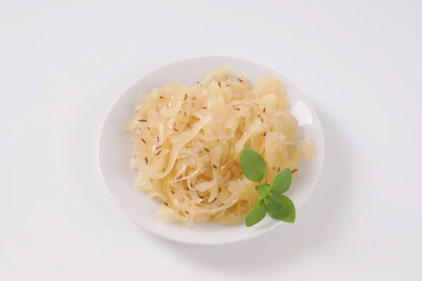 Teller Sauerkraut mit Kümmel — Stockfoto