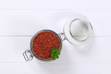 kırmızı pirinç kavanozu