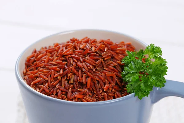Чашка красного риса — стоковое фото