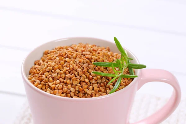 Cup of raw buckwheat — Stock Photo, Image