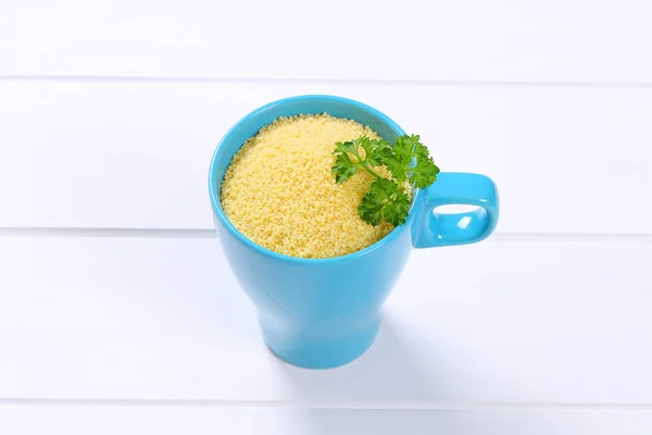 Tazza di couscous crudo — Foto Stock