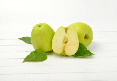 İki buçuk yeşil elma