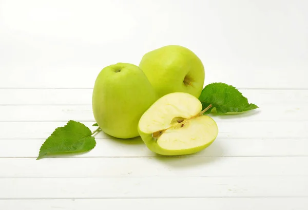 Dwa i pół zielone jabłka — Zdjęcie stockowe