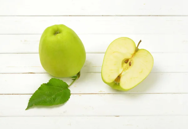 Eineinhalb grüne Äpfel — Stockfoto