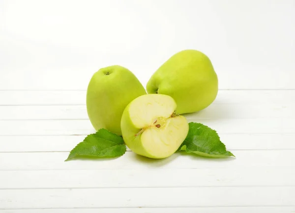 Dwa i pół zielone jabłka — Zdjęcie stockowe