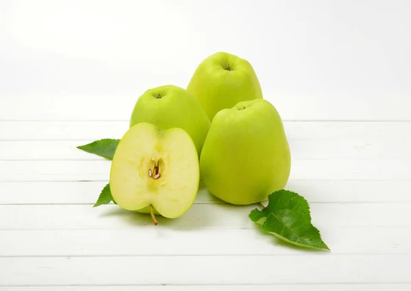 Trzy i pół zielone jabłka — Zdjęcie stockowe