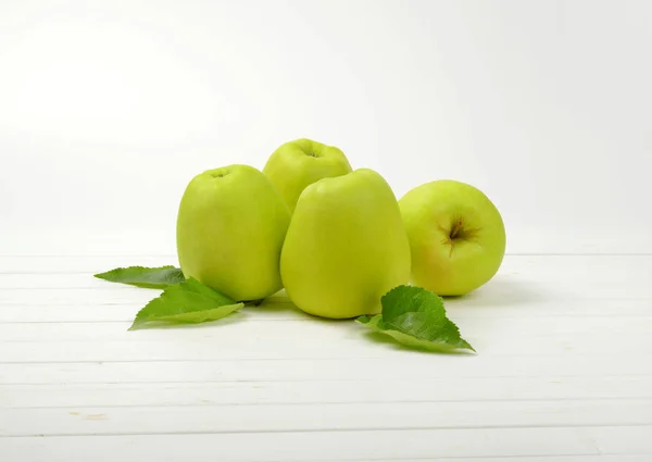Cztery zielone jabłka — Zdjęcie stockowe