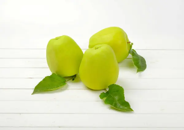 3 녹색 사과 — 스톡 사진