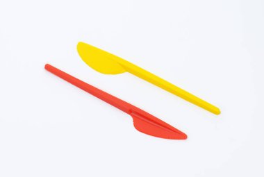 Tek kullanımlık renkli plastik bıçaklar