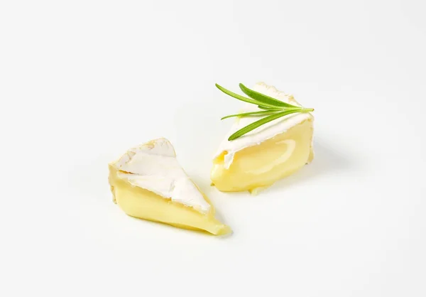 Сыр с белой кожурой — стоковое фото