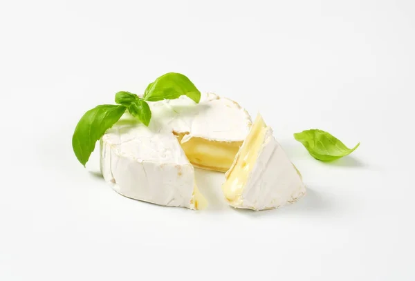 Beyaz kabuklu peynir — Stok fotoğraf