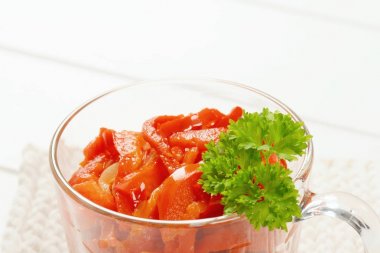 kırmızı biber turşusu