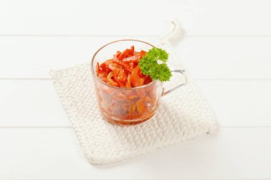 kırmızı biber turşusu