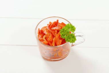 kırmızı biber turşusu