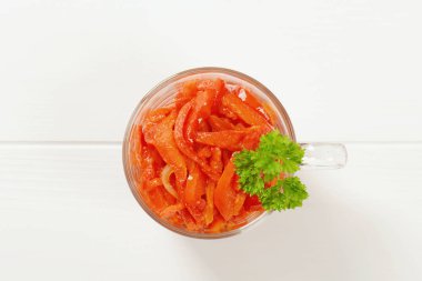 kırmızı biber turşusu