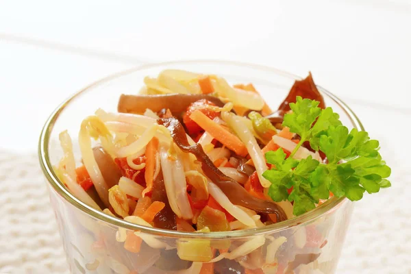 Salada de broto de feijão em conserva — Fotografia de Stock