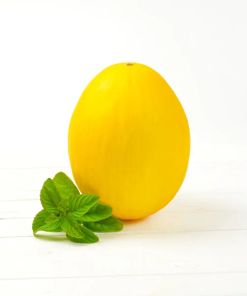 Melone giallo intero — Foto Stock