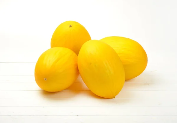 Melões amarelos inteiros — Fotografia de Stock