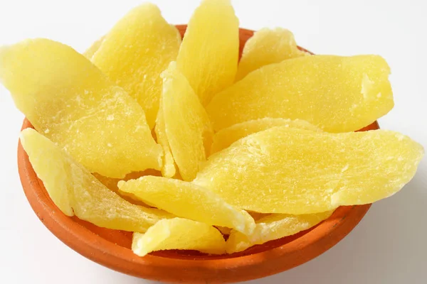Сушеные кусочки ананаса — стоковое фото