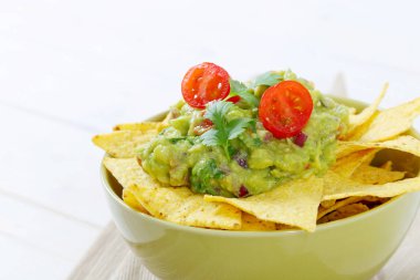 tortilla cips guacamole ile