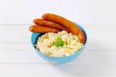 Patates salatası ile ince sosis