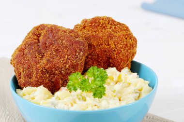 ekmekli Burger patates salatası ile