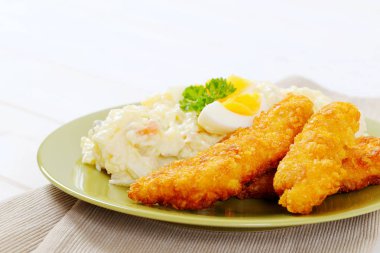 Tavuk patates salatası ile şeritler