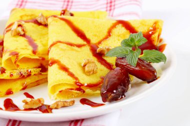 Ceviz, tarihler ve tarihi şurubu ile Pancakes