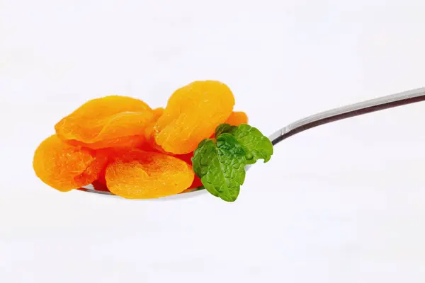 Ложка сушеных абрикосов — стоковое фото