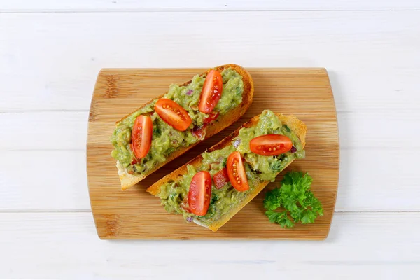 Frische Baguettes mit Guacamole — Stockfoto