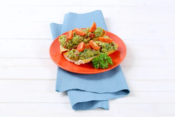 Baguettes frescos con guacamole — Foto de Stock