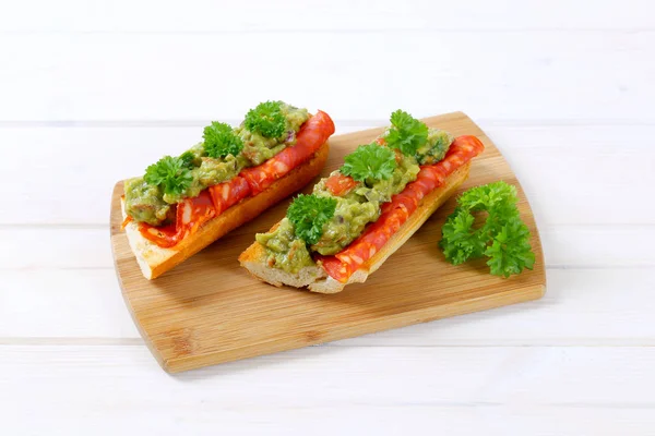 Stokbrood met salami en guacamole — Stockfoto