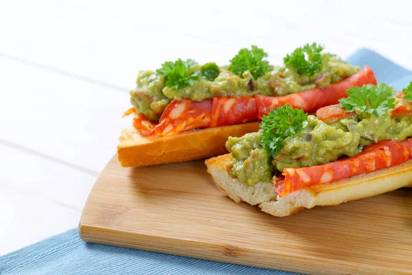 Baguette med salami och guacamole — Stockfoto