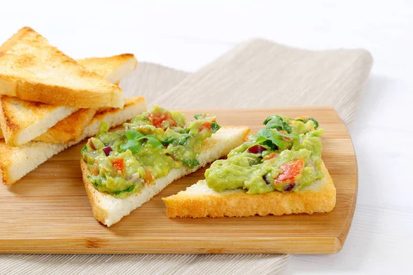 Pão torrado com guacamole — Fotografia de Stock