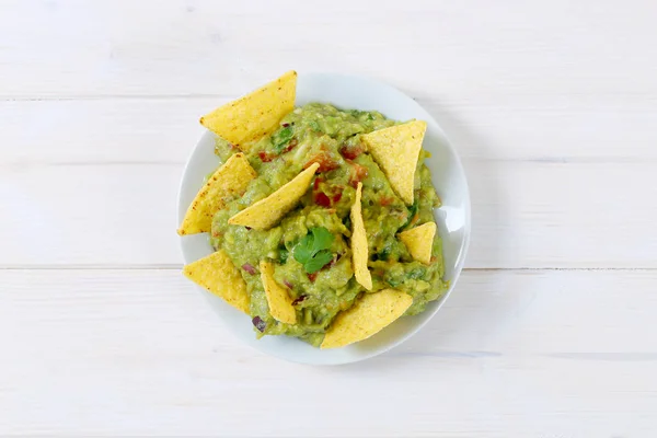 Guacamole mit Tortilla-Chips — Stockfoto