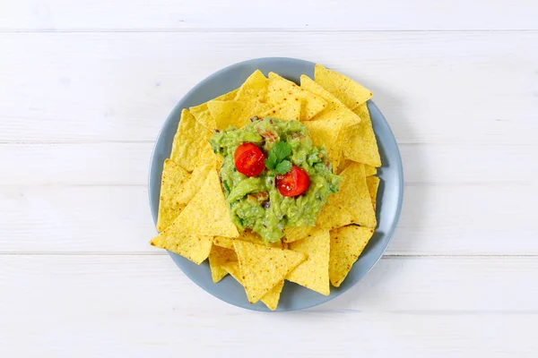 Tortillachips met guacamole — Stockfoto