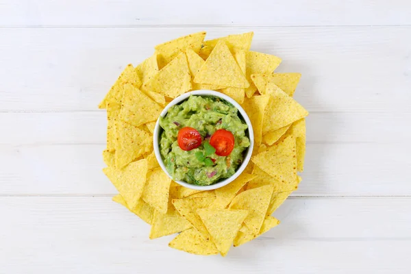 Guacamole dengan chip tortilla — Stok Foto