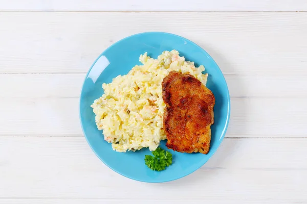 Жареная курица с картофельным салатом — стоковое фото