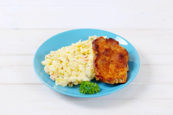 Gebratenes Huhn mit Kartoffelsalat — Stockfoto