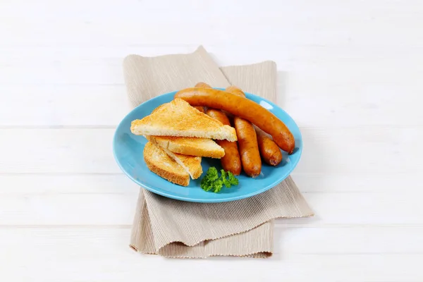 Dünne Würstchen mit Toast — Stockfoto