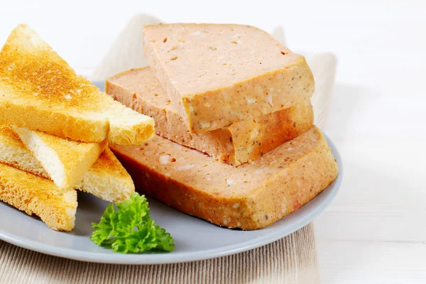 Kjøttpudding med ristet brød – stockfoto