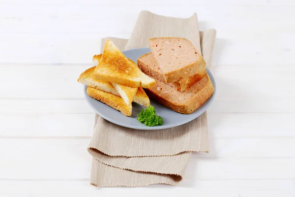 Köttfärslimpa med toast — Stockfoto