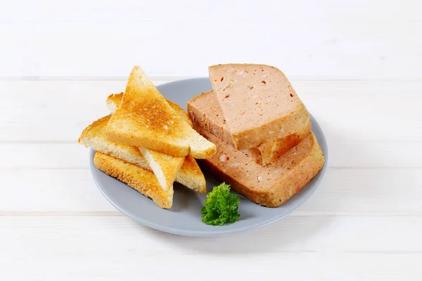Köttfärslimpa med toast — Stockfoto