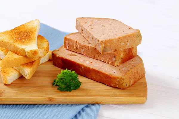 Köttfärslimpa med toast — Stockfoto