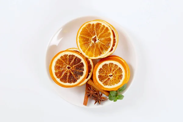 Сушеные оранжевые ломтики со специями — стоковое фото