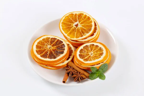 Gedroogde stukjes sinaasappel met kruiden — Stockfoto