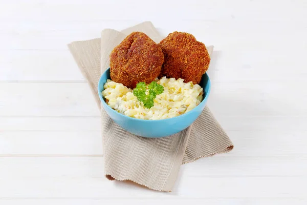 Breaded burgers with potato salad — Stock Photo, Image