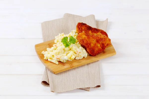 Wiener Schnitzel mit Kartoffelsalat — Stockfoto